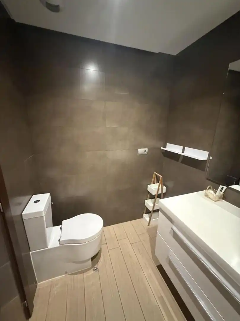 Badezimmer von Dachboden zur Miete in Benahavís mit Klimaanlage, Terrasse und Abstellraum