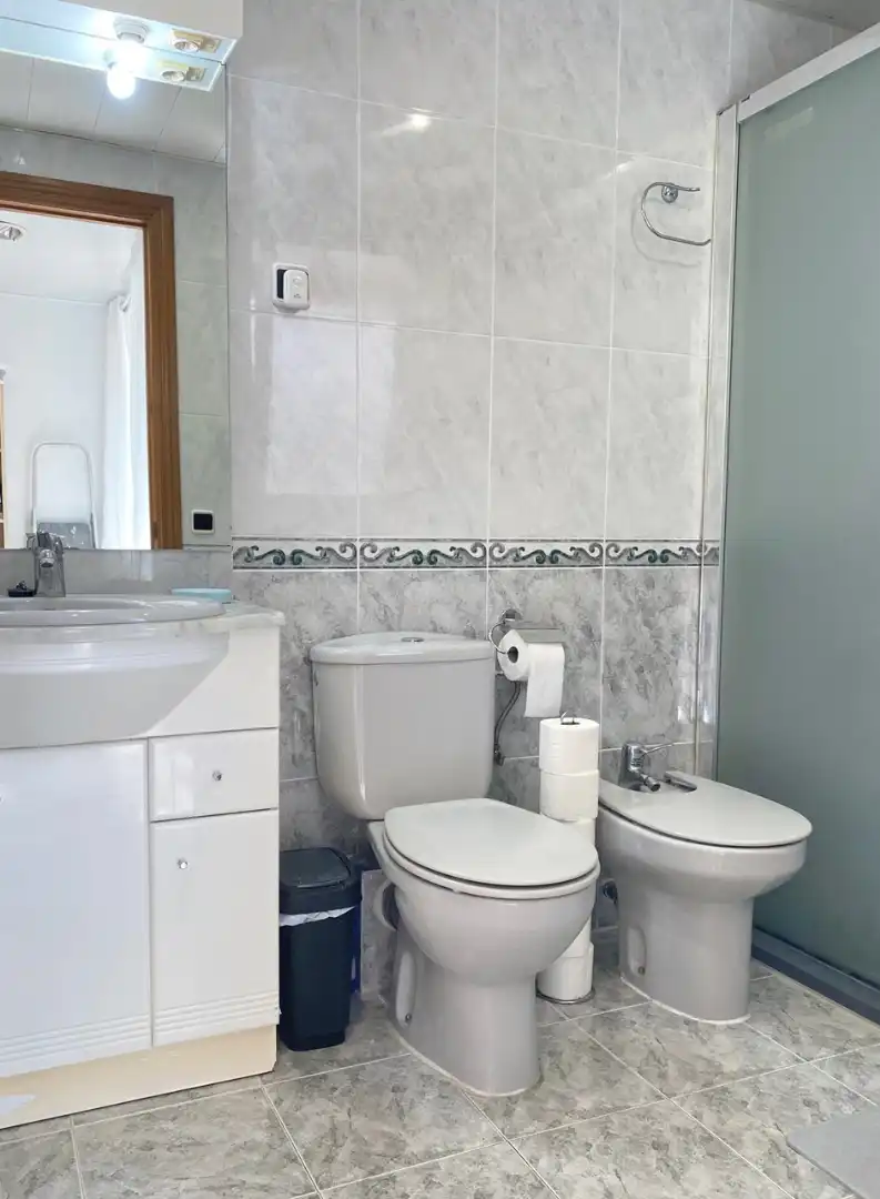 Bathroom of Flat for sale in L'Hospitalet de Llobregat  with Air Conditioner, Oven and Balcony