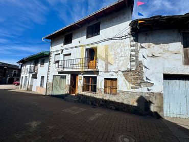 House with balcony for sale in Calle Barrero 3