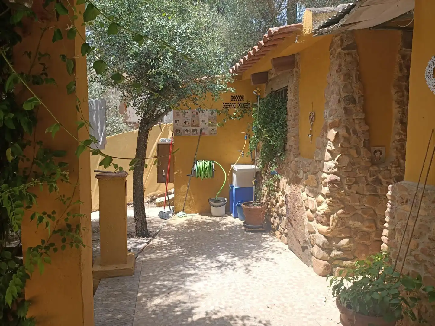 Vista exterior de Casa o xalet en venda en Piedrabuena amb Aire condicionat, Calefacció i Jardí privat