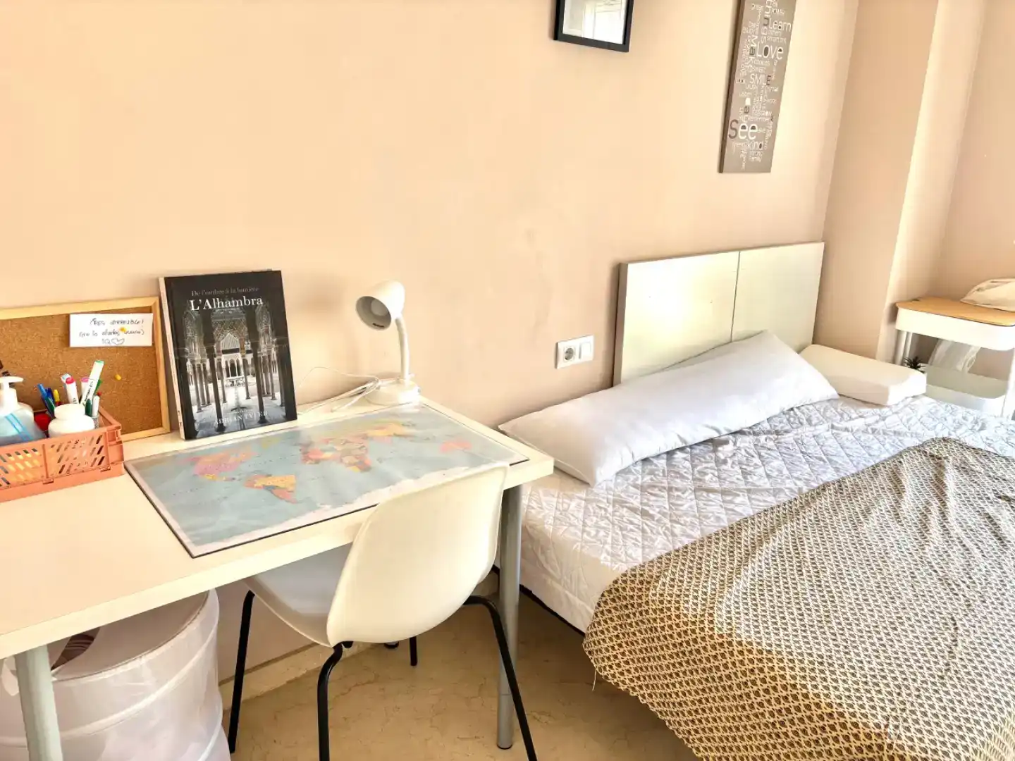 Bedroom of Flat for rent in  Valencia Capital  with Air Conditioner and Balcony