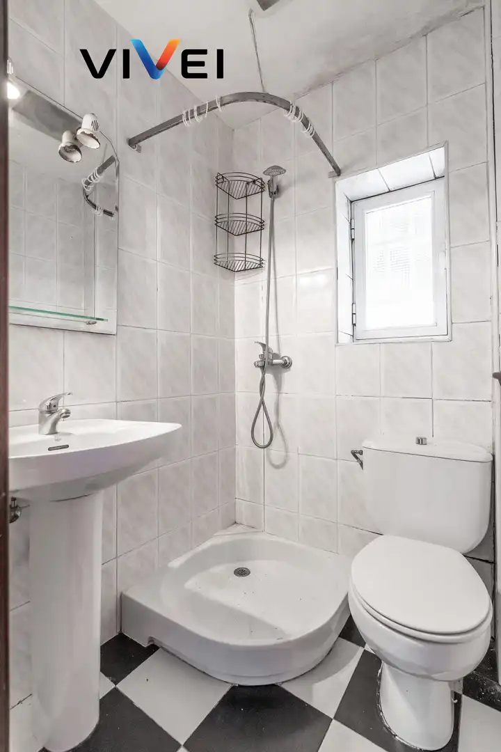Badezimmer von Erdgeschoss zum Verkauf in Madrid mit Heizung