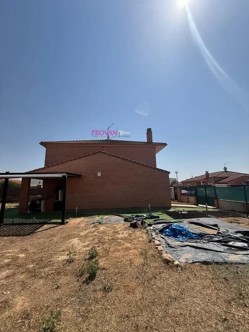 Vista exterior de Casa adosada en venta en Galápagos con Calefacción y Jardín privado