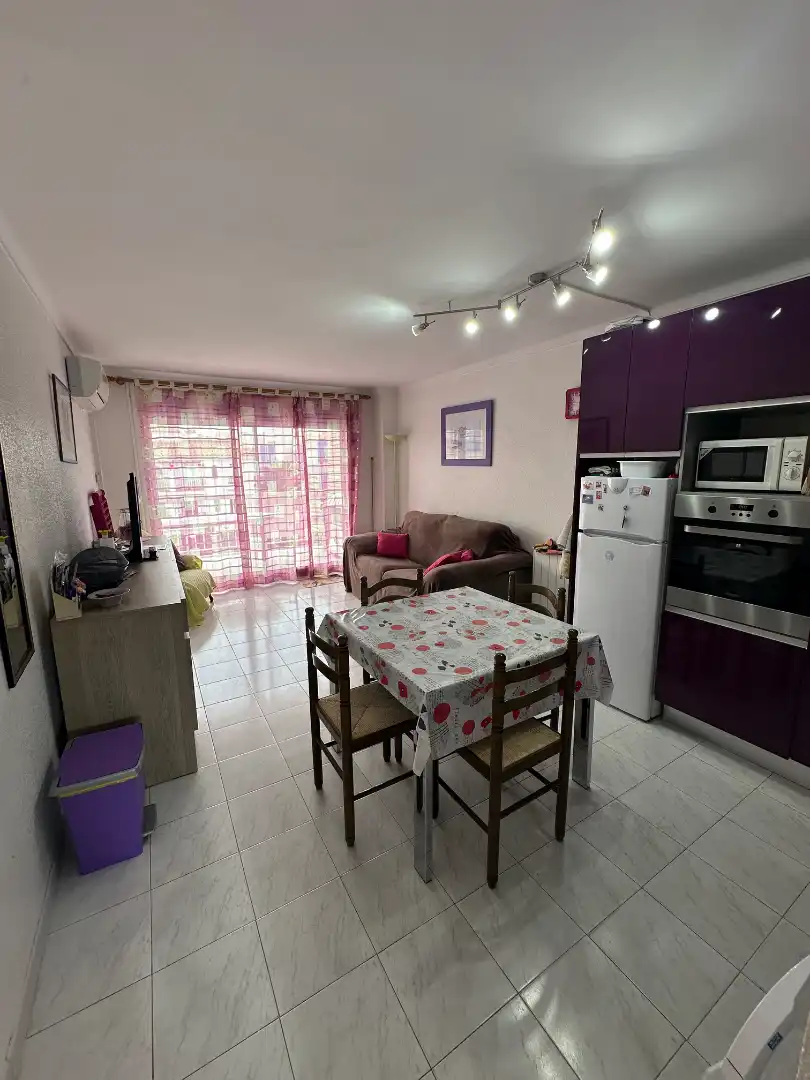 Sala de estar de Apartamento en venta en L'Escala con Calefacción, Terraza y Amueblado