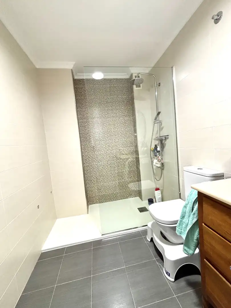 Badezimmer von Wohnung zum Verkauf in Plasencia mit Klimaanlage, Heizung und Parkett