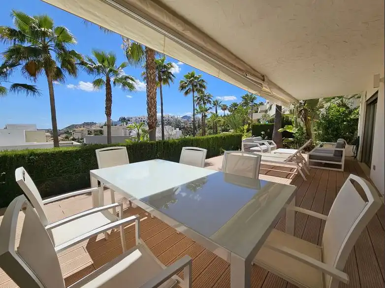 Terrasse von Wohnungen zum Verkauf in Benahavís mit Klimaanlage, Terrasse und Möbliert
