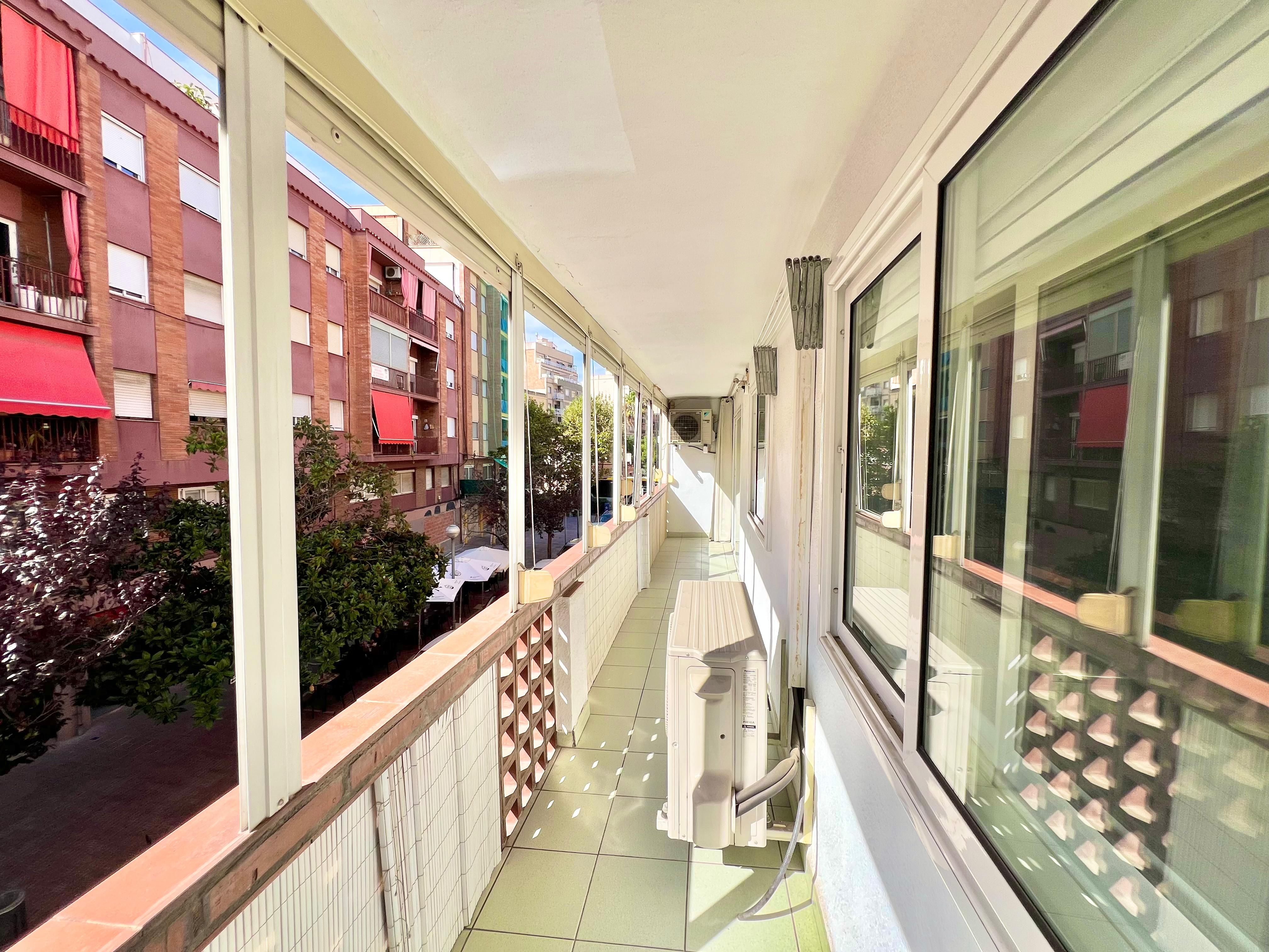 Vista exterior de Piso en venta en L'Hospitalet de Llobregat con Balcón