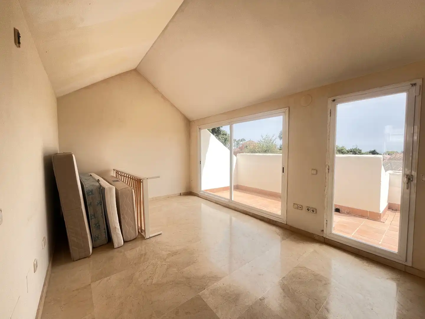 Dormitori de Casa adosada en venda en Marbella amb Jardí privat, Terrassa i Moblat