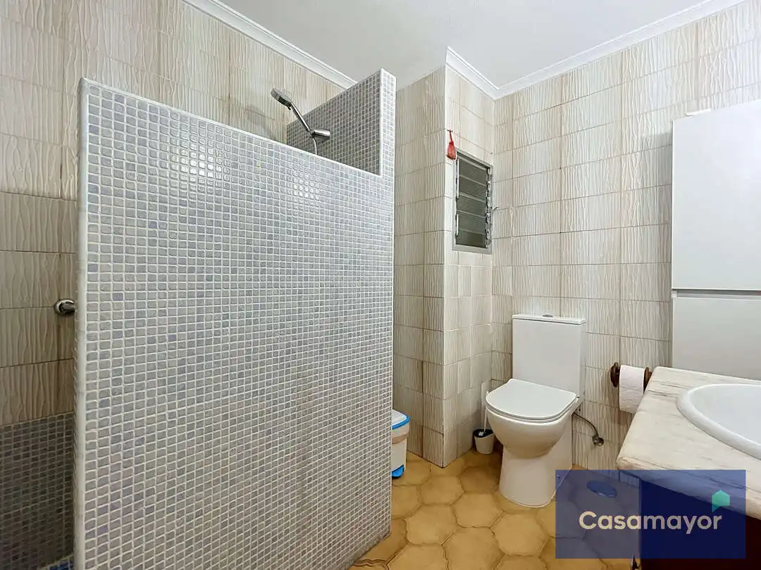 Baño de Piso de alquiler en Alicante / Alacant con Aire acondicionado, Calefacción y Balcón