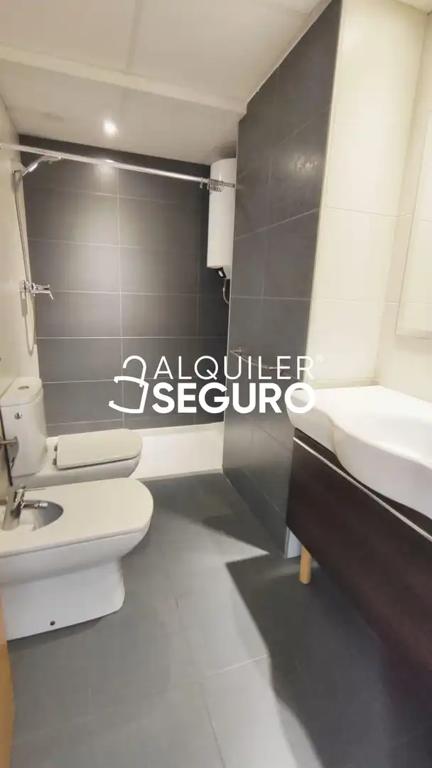 Bathroom of Study for rent in Valencia  with Air Conditioner