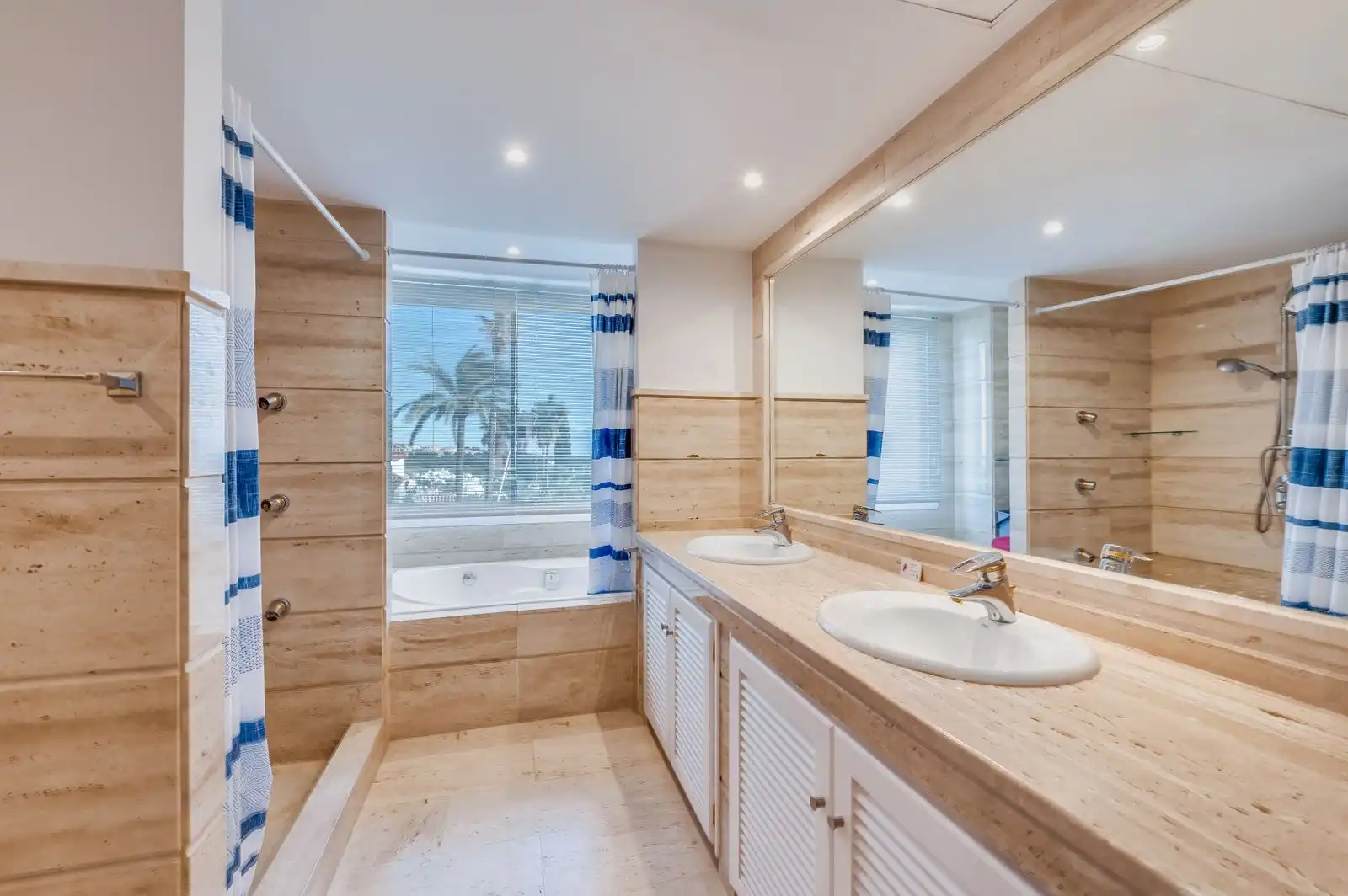 Baño de Ático en venta en Marbella con Terraza, Trastero y Amueblado