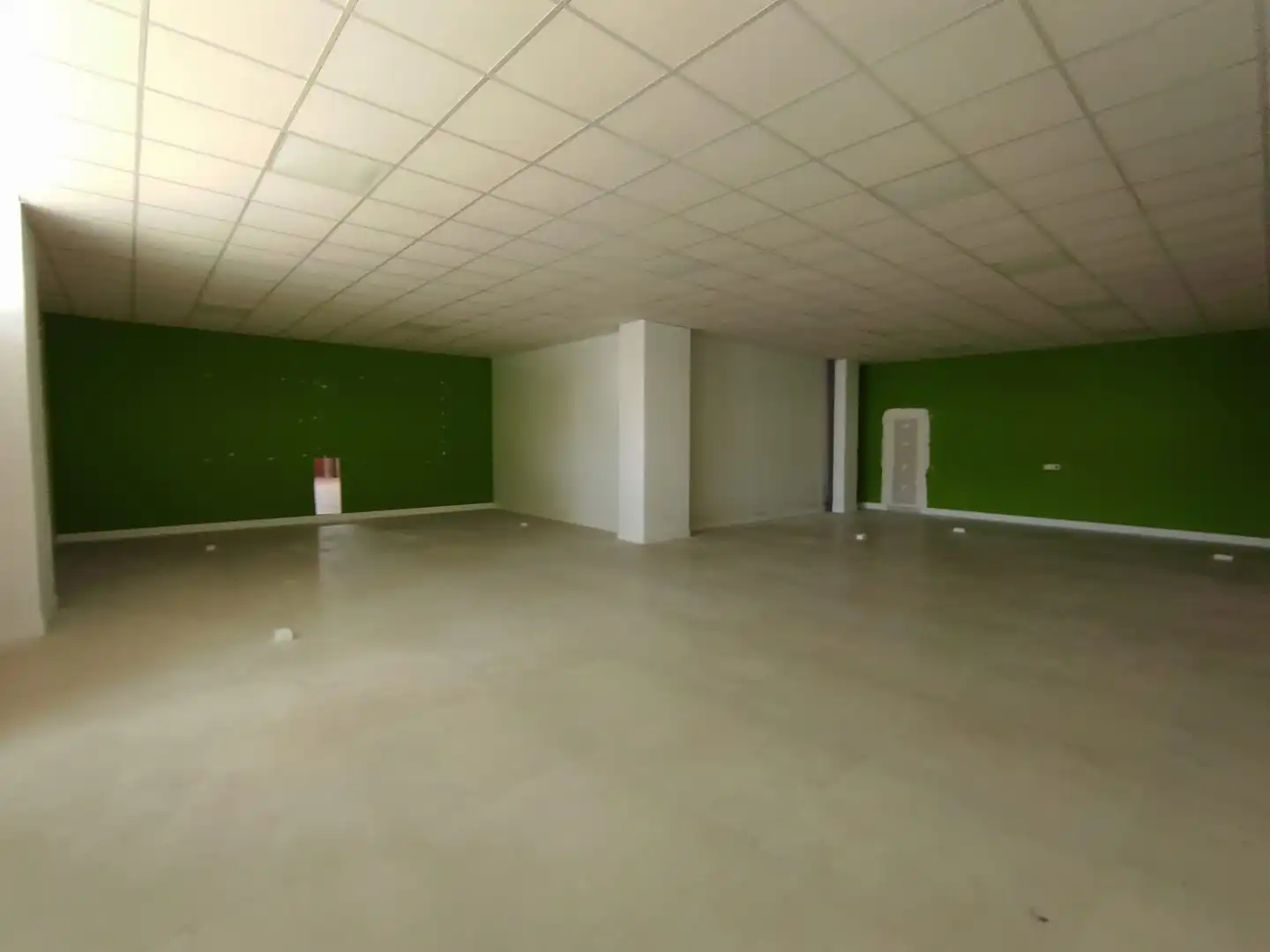 Local comercial en alquiler en Avenida Miguel de Cervantes 2B, imagen 2