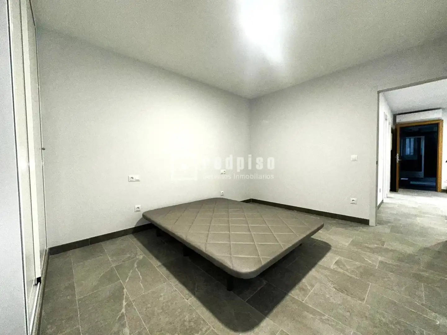 Habitación de Local en venta en Madrid con Aire acondicionado y Alarma