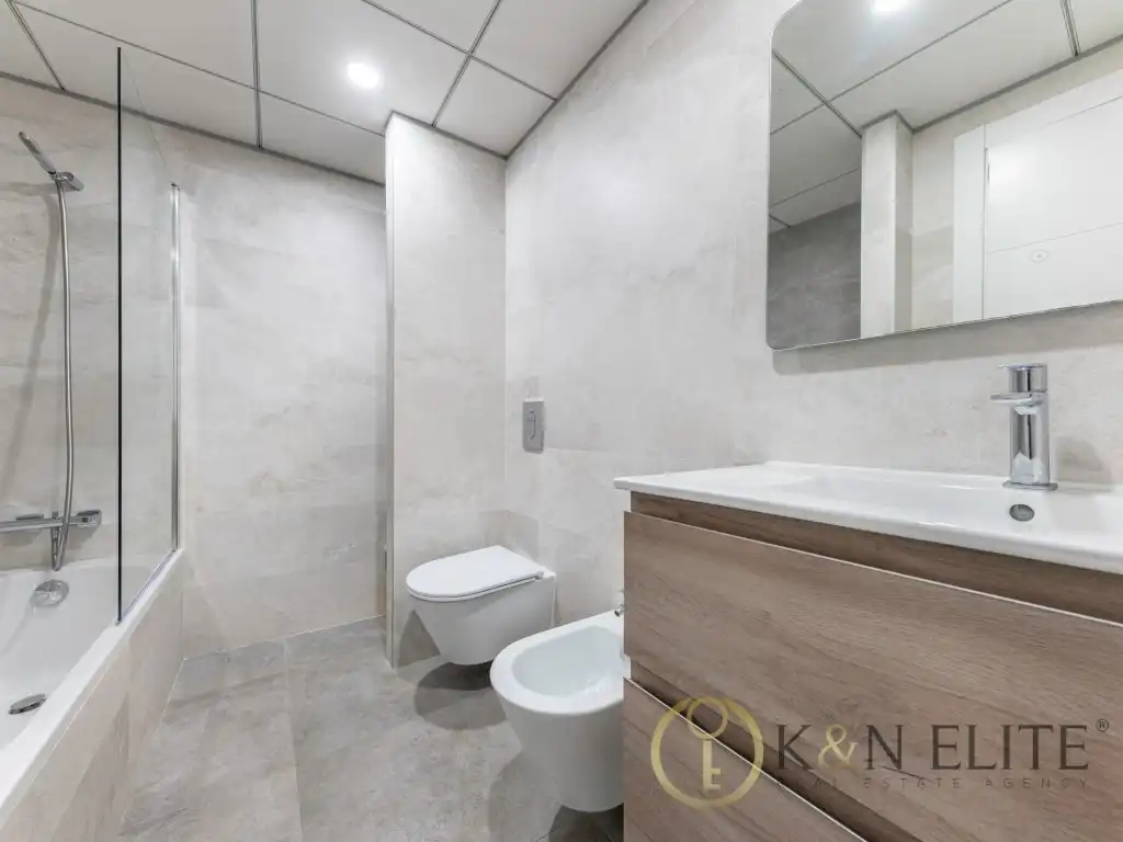Bathroom of Attic for rent in Benidorm  with Air Conditioner, Private garden and Swimming Pool