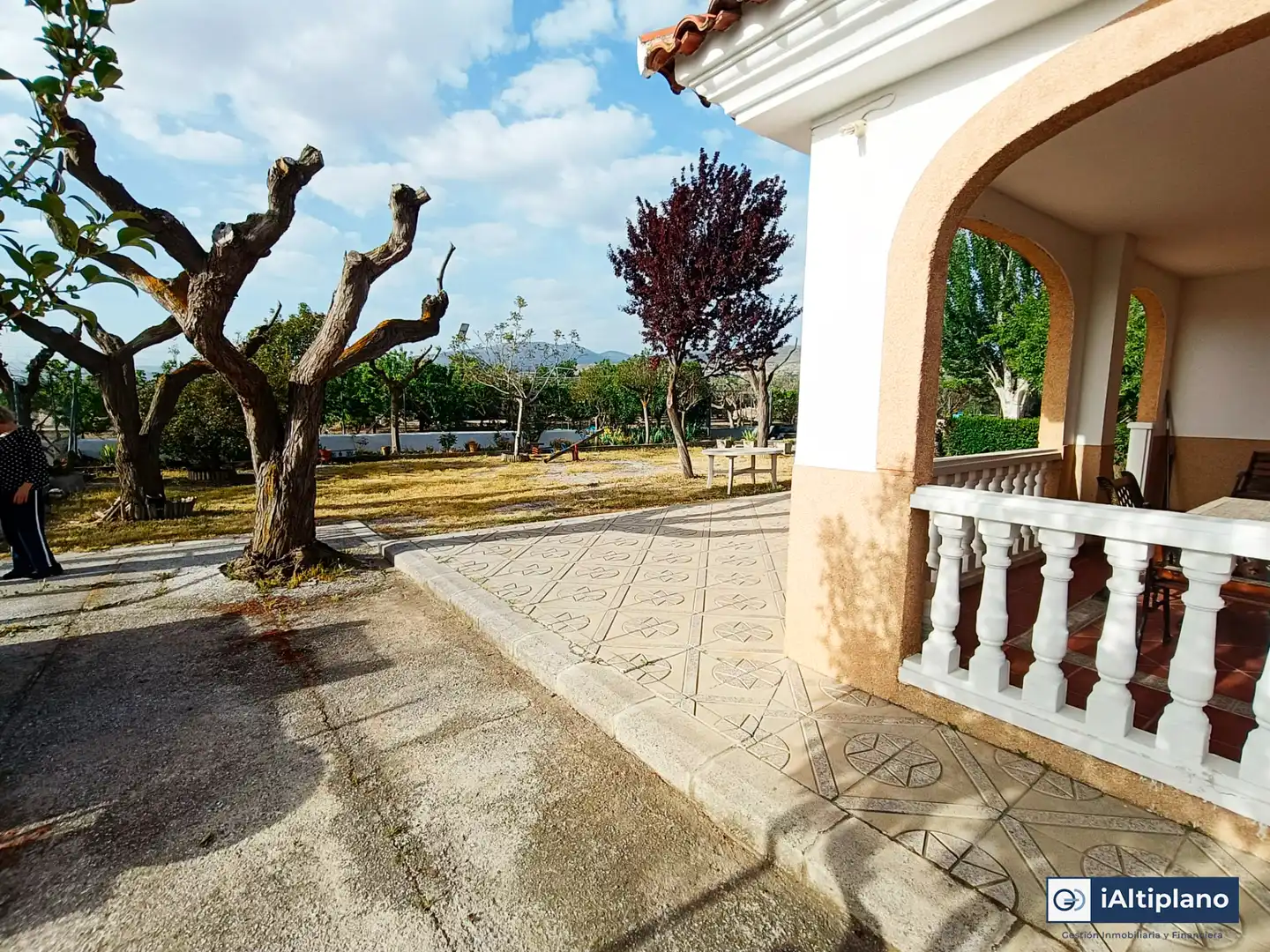 Vista exterior de Casa o xalet en venda en Baza amb Jardí privat, Piscina i Moblat