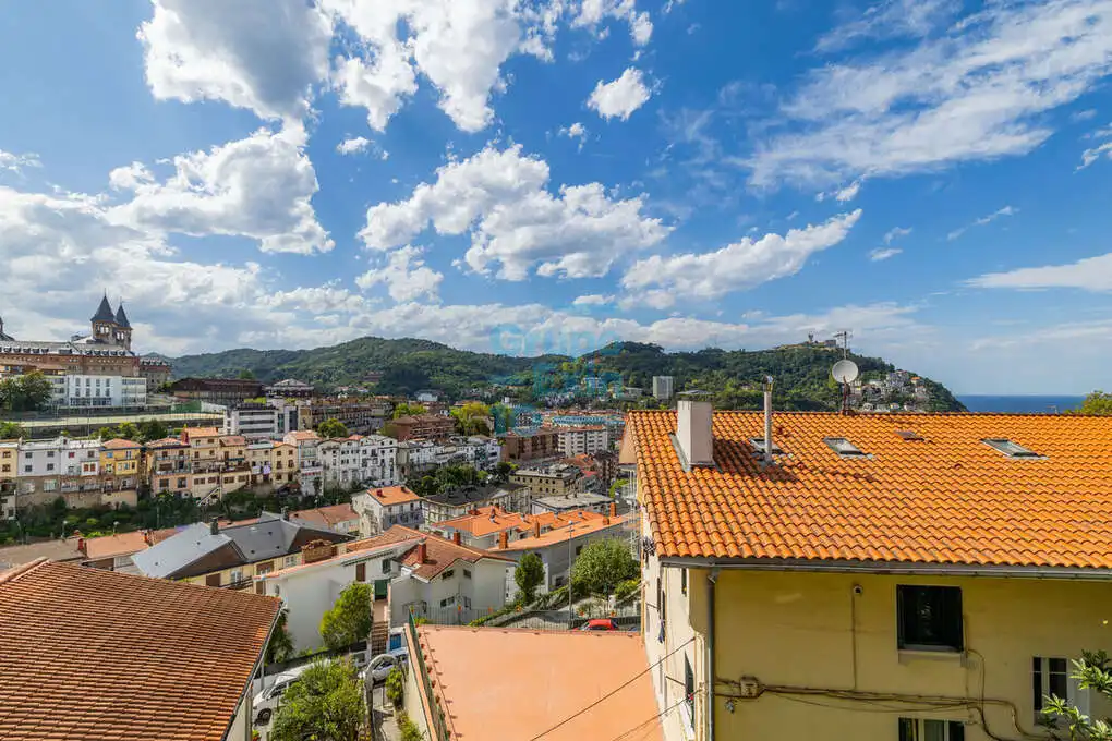 Vista exterior de Pis en venda en Donostia - San Sebastián  amb Calefacció, Jardí privat i Terrassa