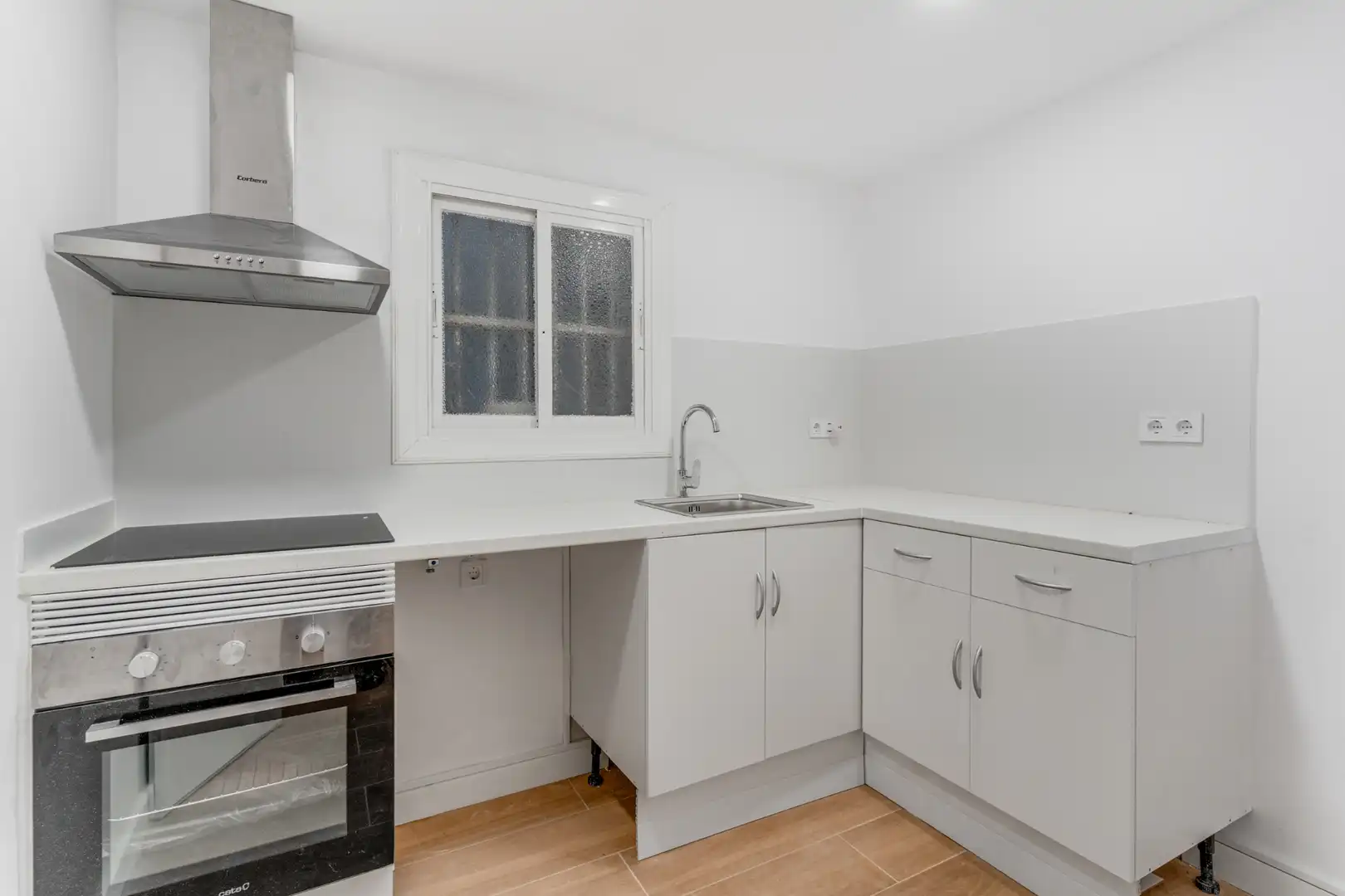 Cuina de Pis en venda en Barcelona amb Parquet i Forn