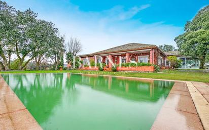 Vista exterior de Finca rústica en venda en Chapinería amb Aire condicionat, Calefacció i Piscina