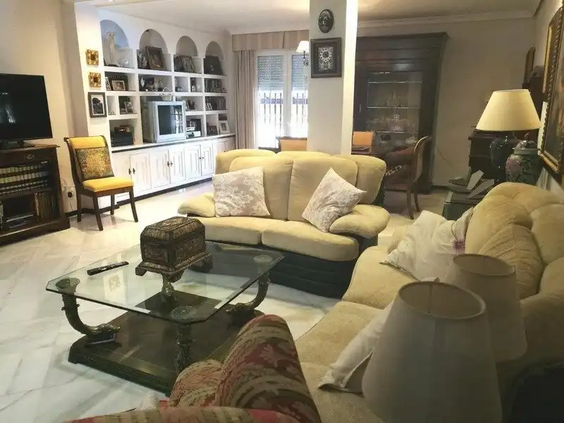 Sala d'estar de Casa o xalet en venda en Córdoba amb Aire condicionat, Calefacció i Jardí privat