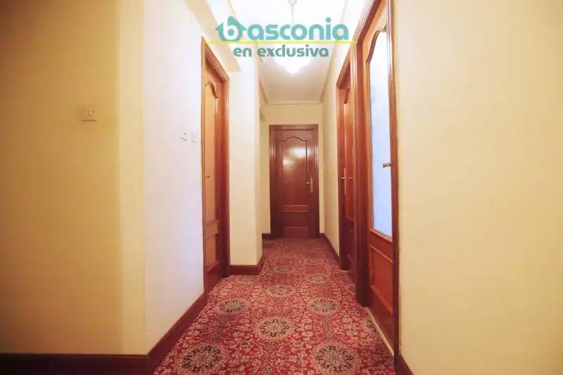 Pis en venda en Basauri  amb Calefacció, Terrassa i Moblat