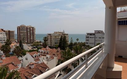 Vista exterior de Àtic en venda en Fuengirola amb Aire condicionat, Calefacció i Jardí privat