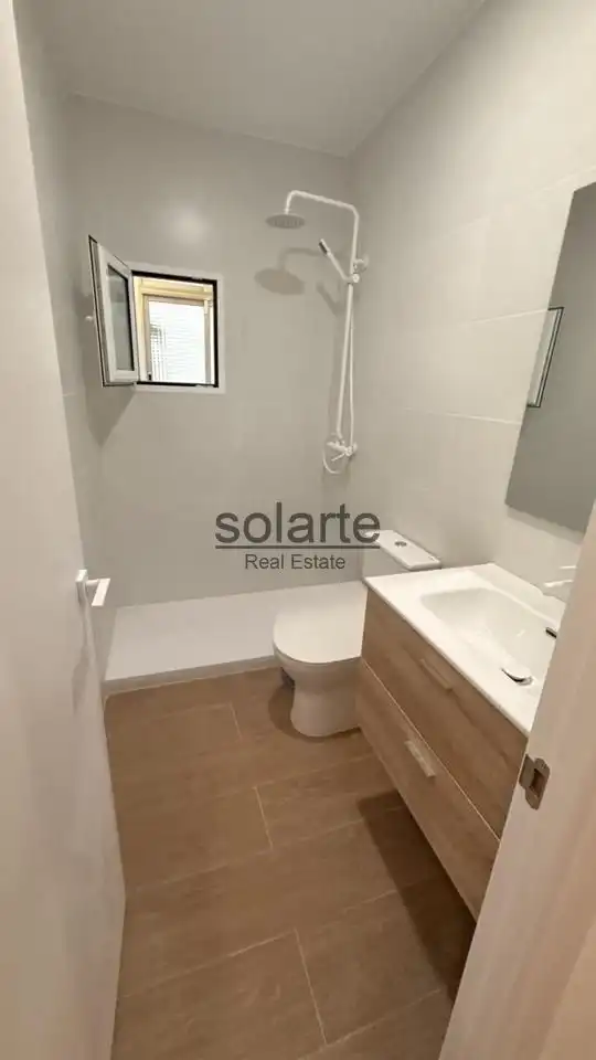 Bathroom of Flat for sale in Barcelona  with Air Conditioner and Parquet flooring