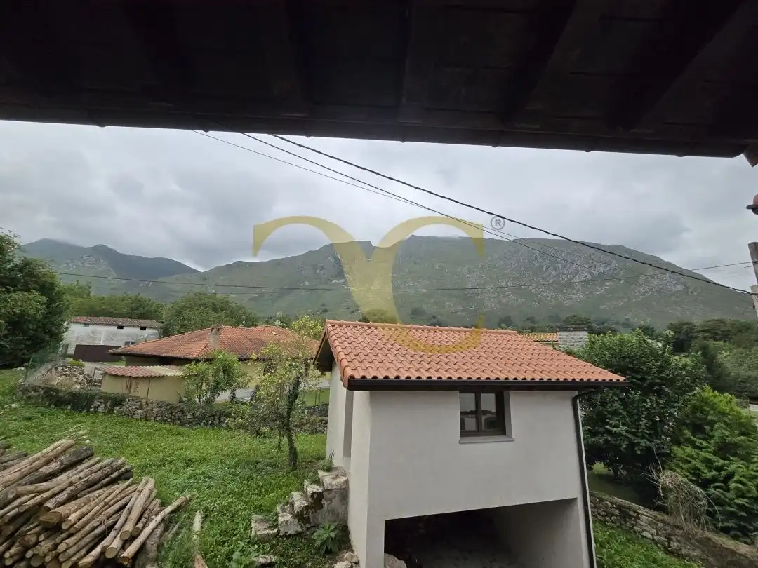 Vista exterior de Casa adosada en venda en Llanes amb Calefacció, Jardí privat i Terrassa