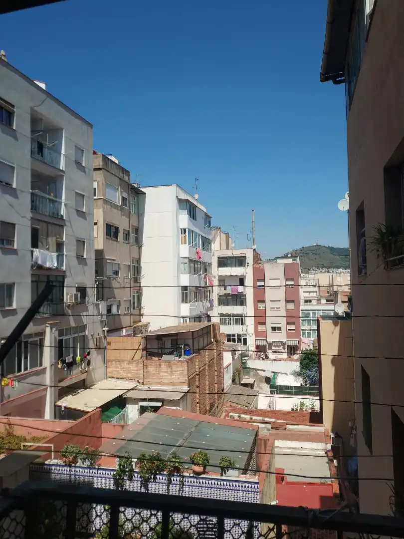 Vista exterior de Piso en venta en L'Hospitalet de Llobregat con Balcón