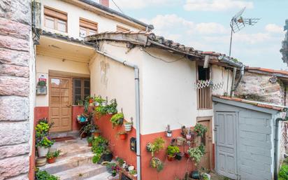 Vista exterior de Casa o xalet en venda en Oviedo  amb Alarma