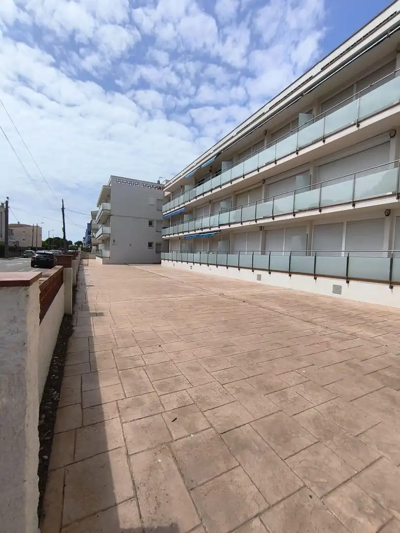 Vista exterior de Piso en venta en L'Estartit con Piscina comunitaria