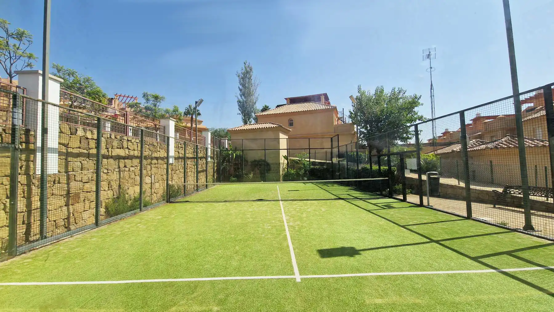 Garten von Einfamilien-Reihenhaus zum Verkauf in Estepona mit Klimaanlage, Privatgarten und Terrasse