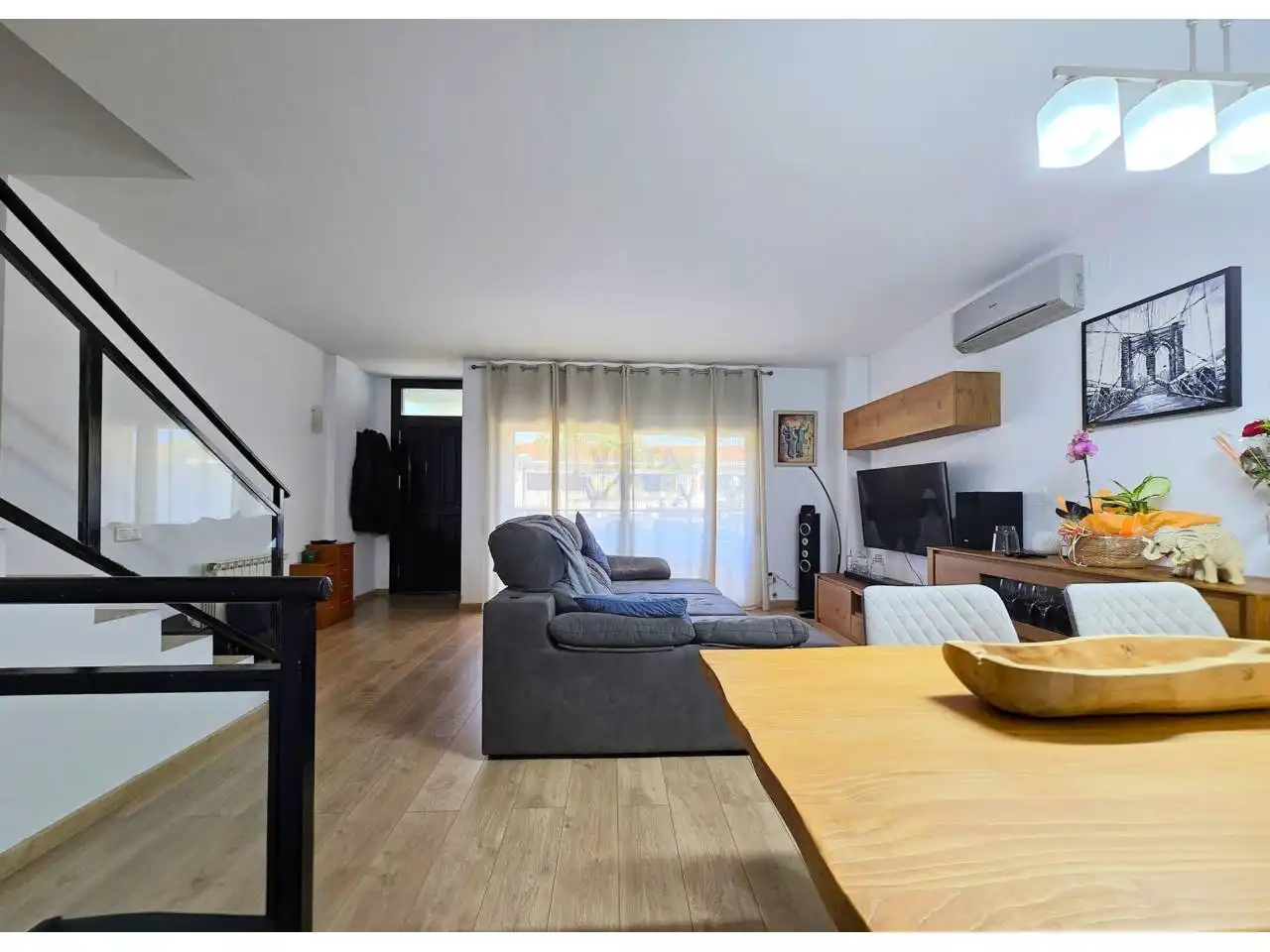 Sala de estar de Casa adosada en venta en Vilanova i la Geltrú con Aire acondicionado, Calefacción y Jardín privado