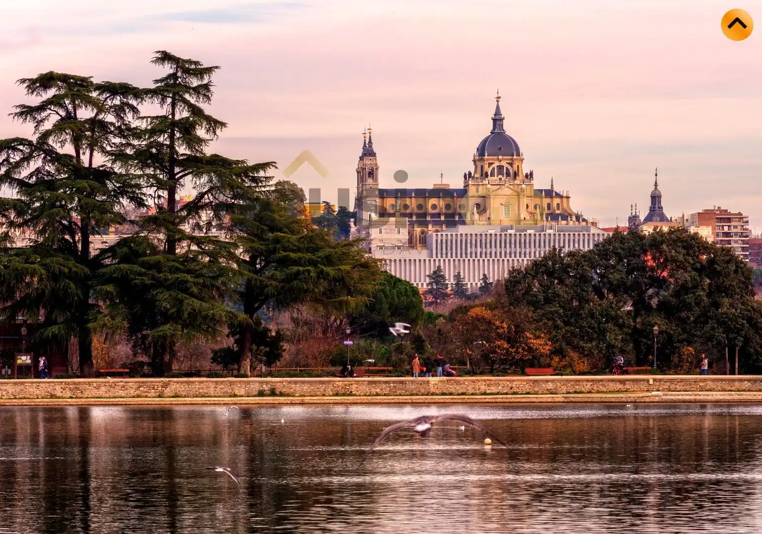 Außenansicht von Wohnung zur Miete in Madrid mit Klimaanlage, Heizung und Parkett