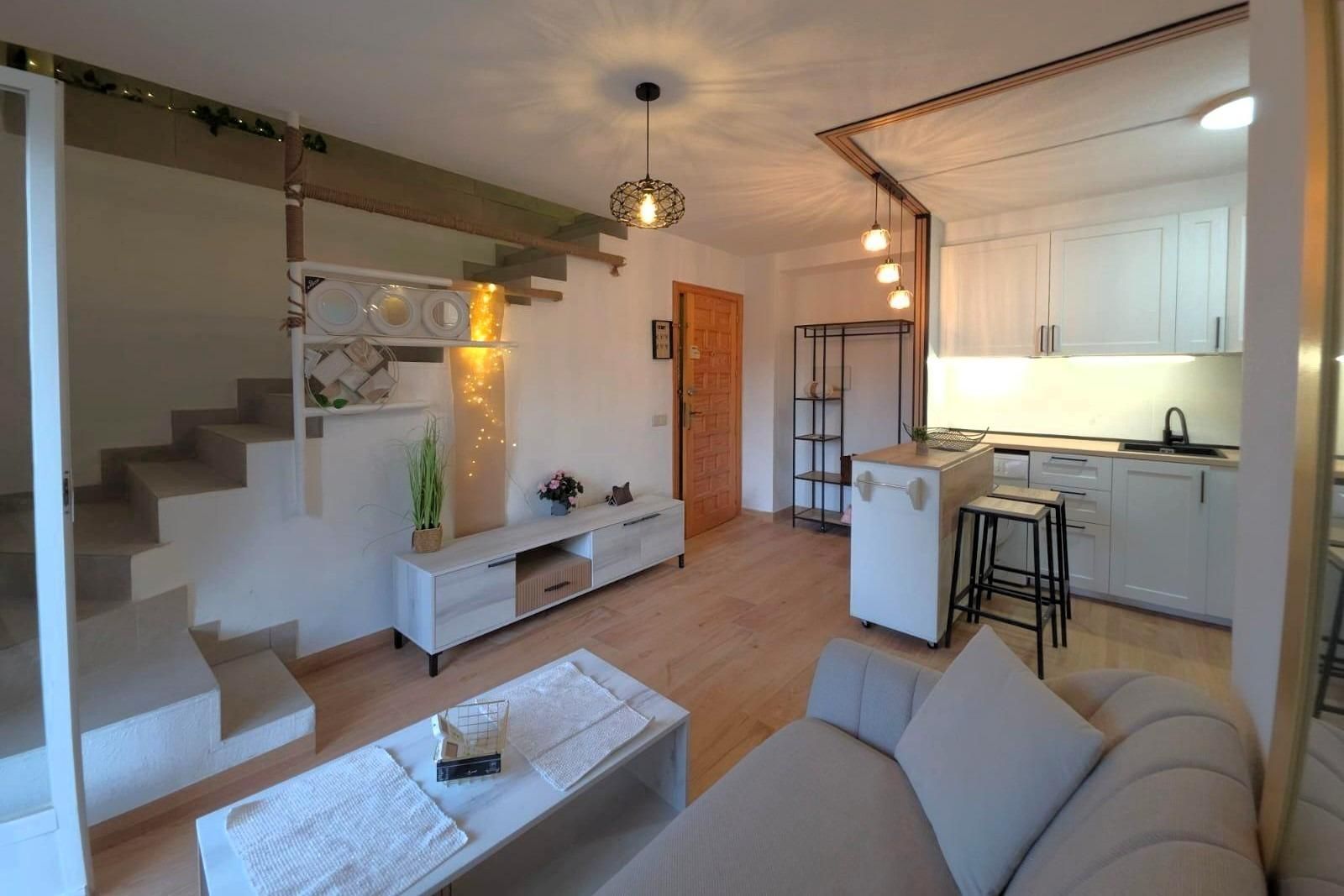 Sala d'estar de Àtic en venda en Torrevieja amb Aire condicionat, Terrassa i Moblat