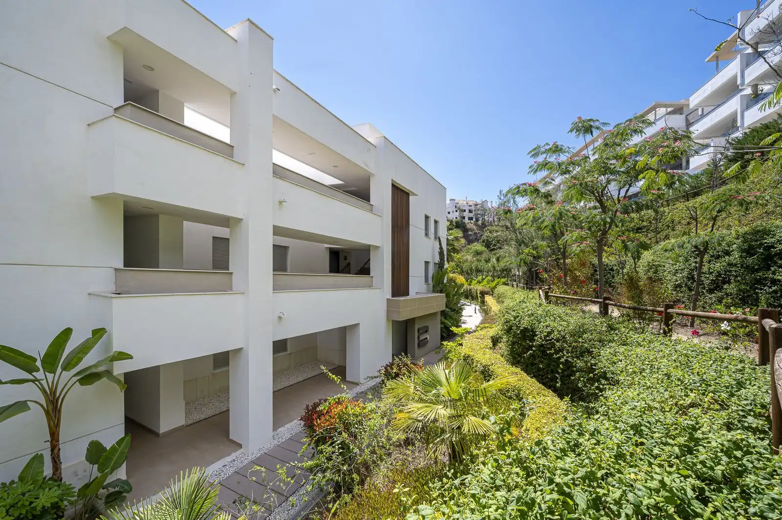 Vista exterior de Dúplex en venta en Benahavís con Aire acondicionado, Terraza y Trastero