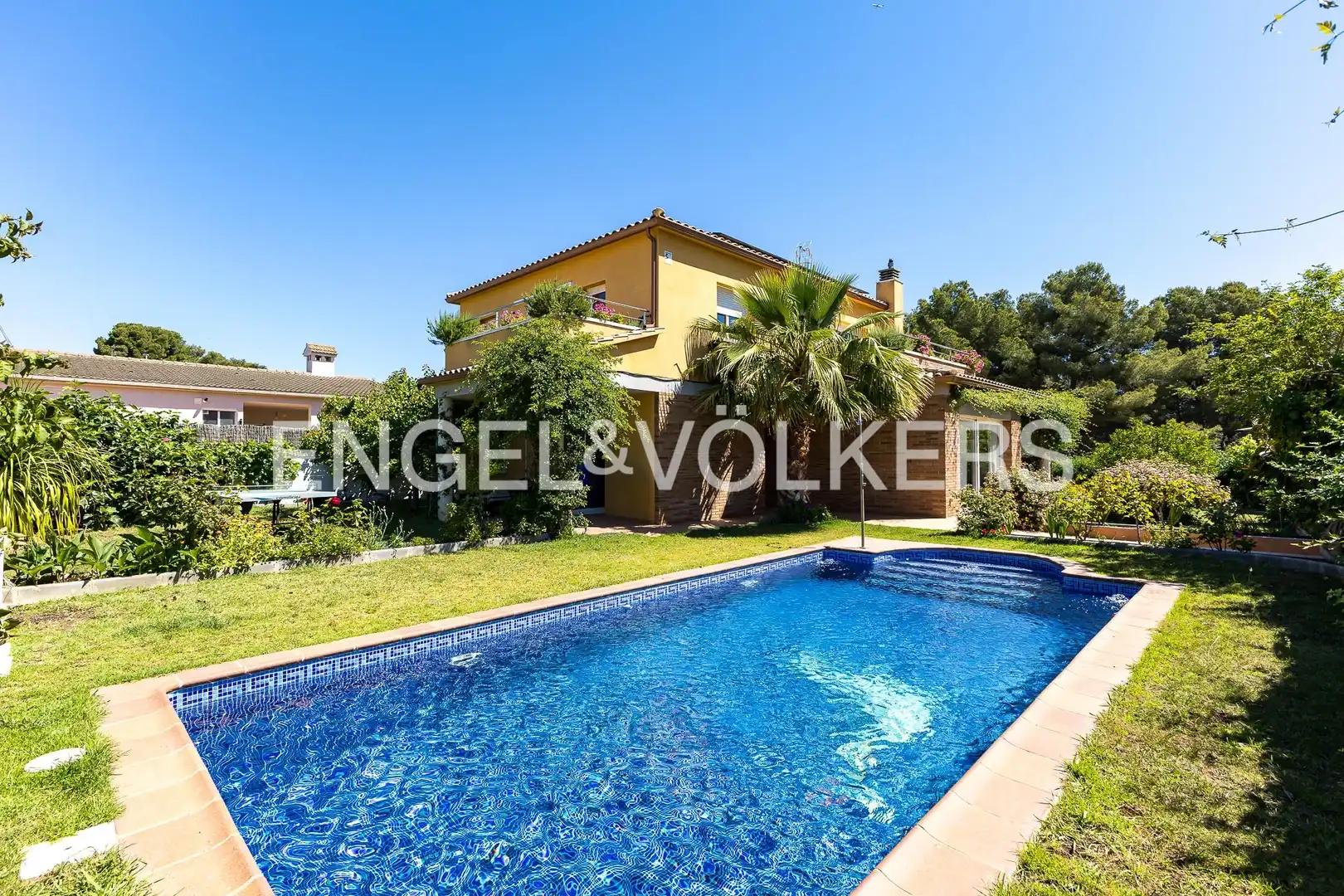 Vista exterior de Casa o xalet en venda en Cubelles amb Aire condicionat, Calefacció i Jardí privat