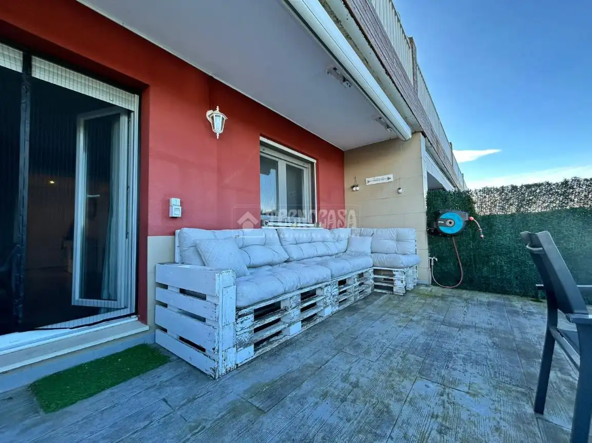 Terrasse von Einfamilien-Reihenhaus zum Verkauf in Miengo mit Heizung, Privatgarten und Terrasse