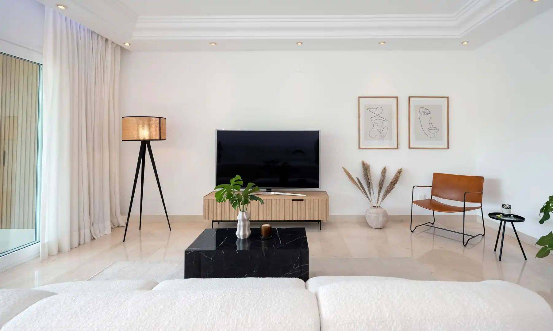 Sala de estar de Planta baja en venta en Marbella con Aire acondicionado, Calefacción y Jardín privado