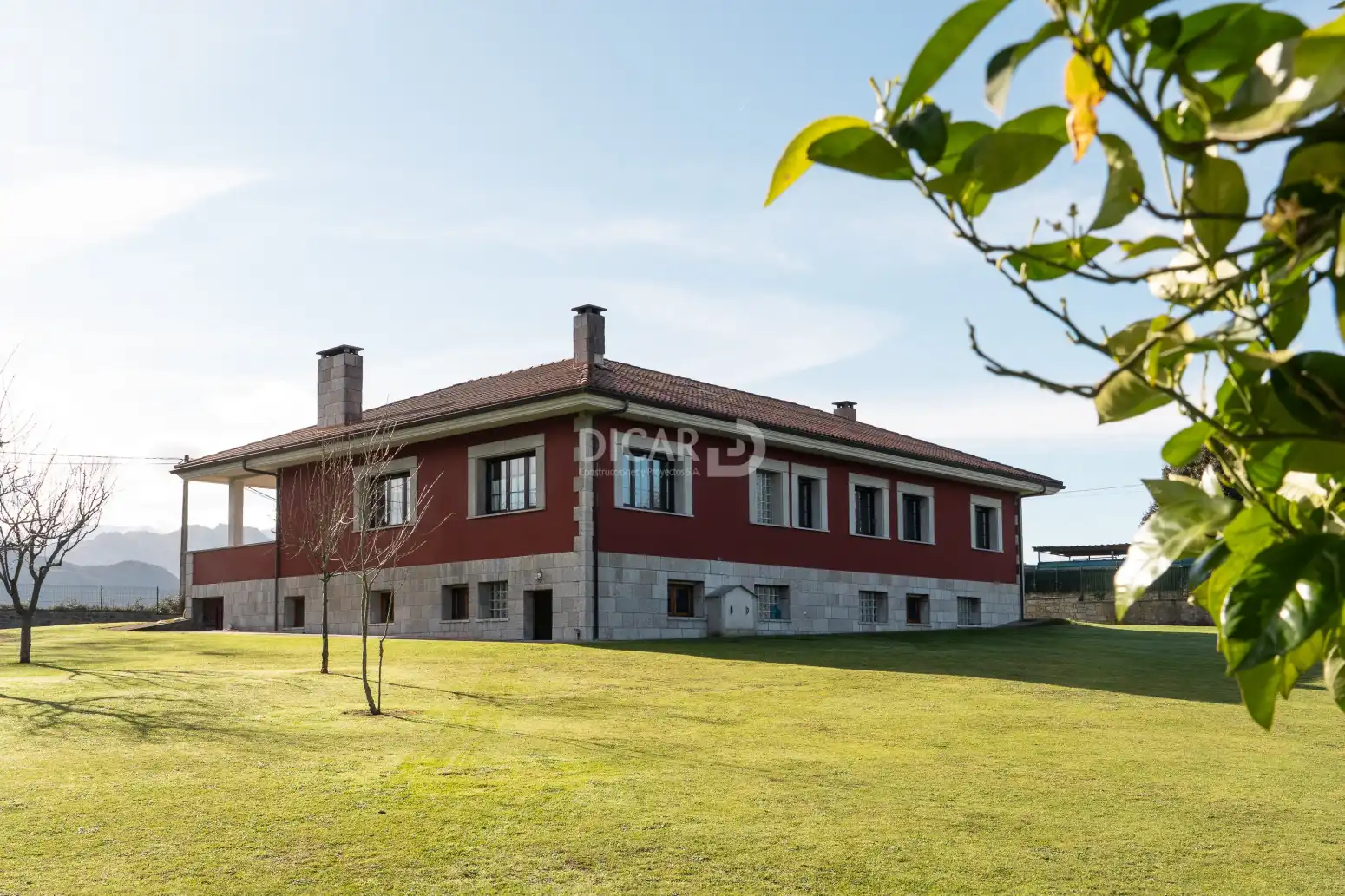 Vista exterior de Casa o xalet en venda en Oviedo  amb Calefacció, Jardí privat i Parquet