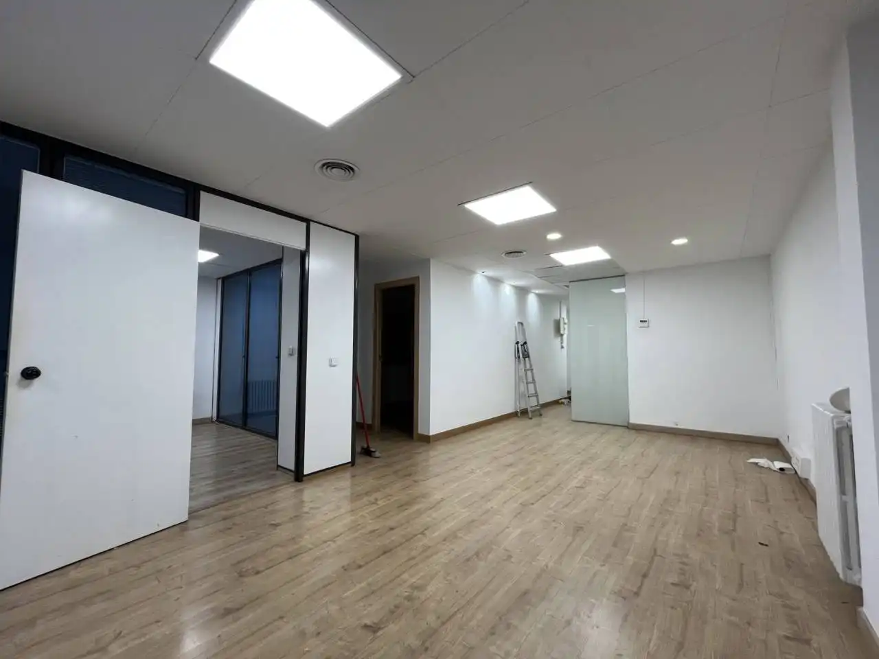 Büro zur Miete in Barcelona mit Klimaanlage, Heizung und Alarm