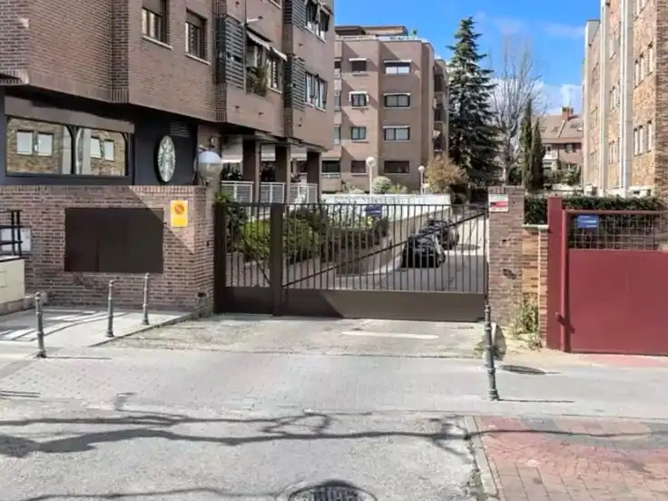 Parkplatz von Garage zur Miete in Pozuelo de Alarcón mit Alarm
