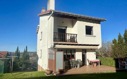 Vista exterior de Casa o xalet en venda en Medio Cudeyo amb Terrassa