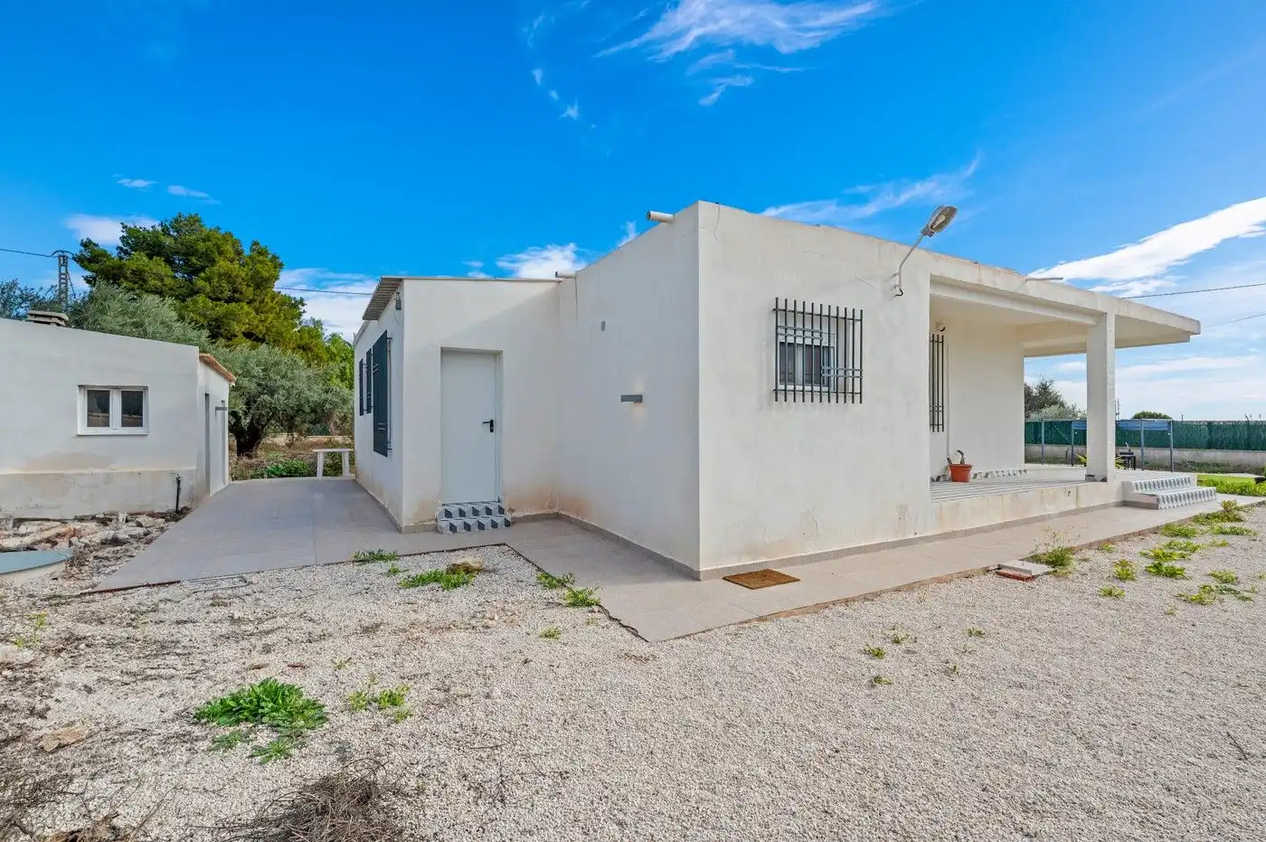 Vista exterior de Casa o xalet en venda en Elche / Elx amb Jardí privat, Terrassa i Piscina