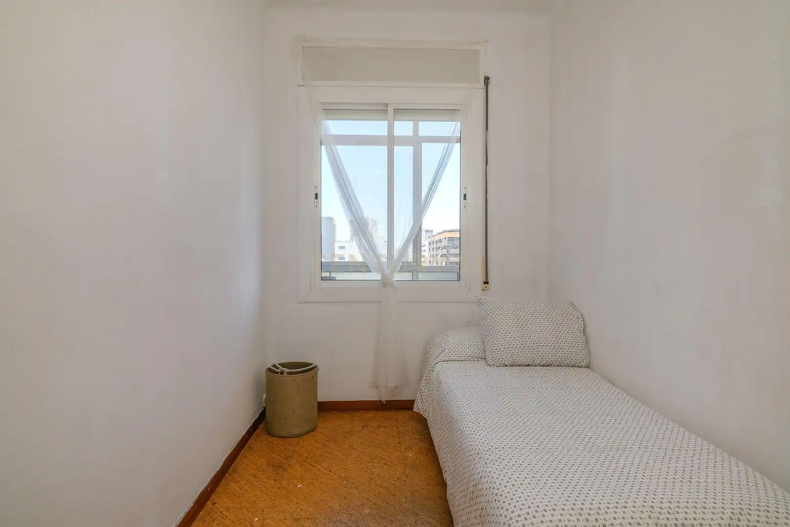 Schlafzimmer von Wohnung zum Verkauf in Barcelona mit Klimaanlage, Ofen und Mikrowelle