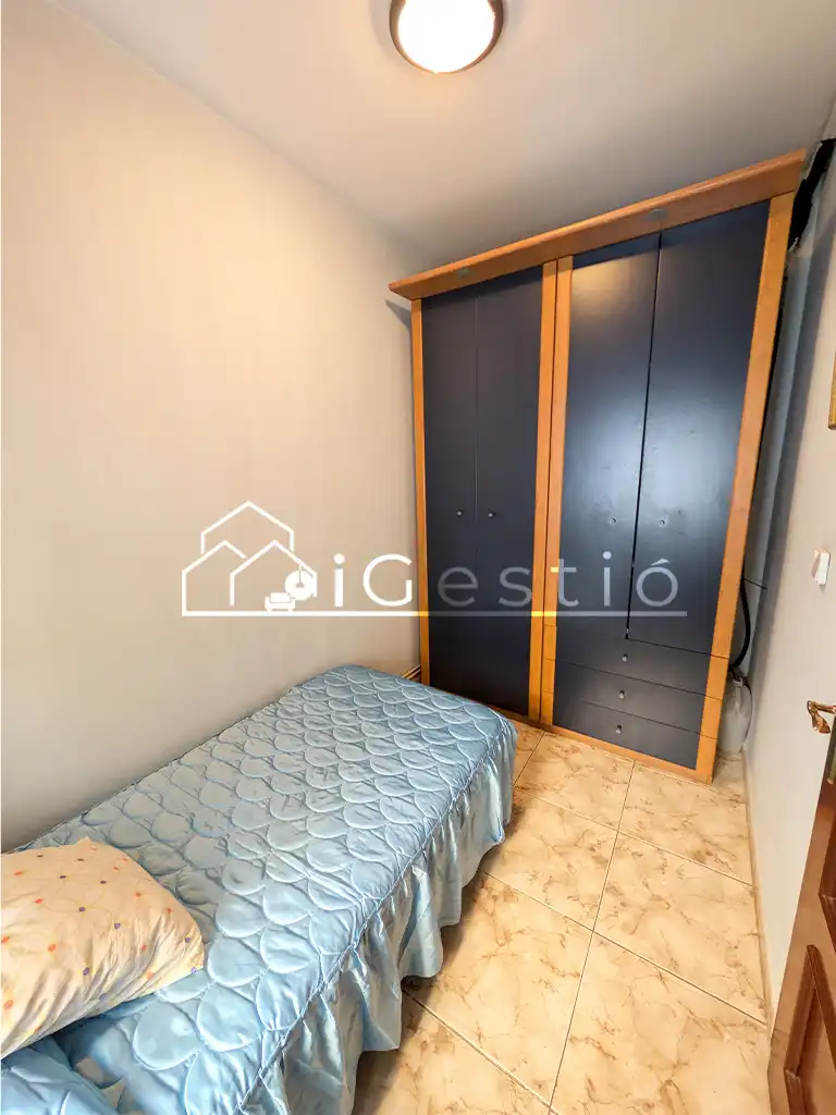 Dormitori de Casa adosada en venda en Santa Coloma de Gramenet amb Aire condicionat, Calefacció i Jardí privat