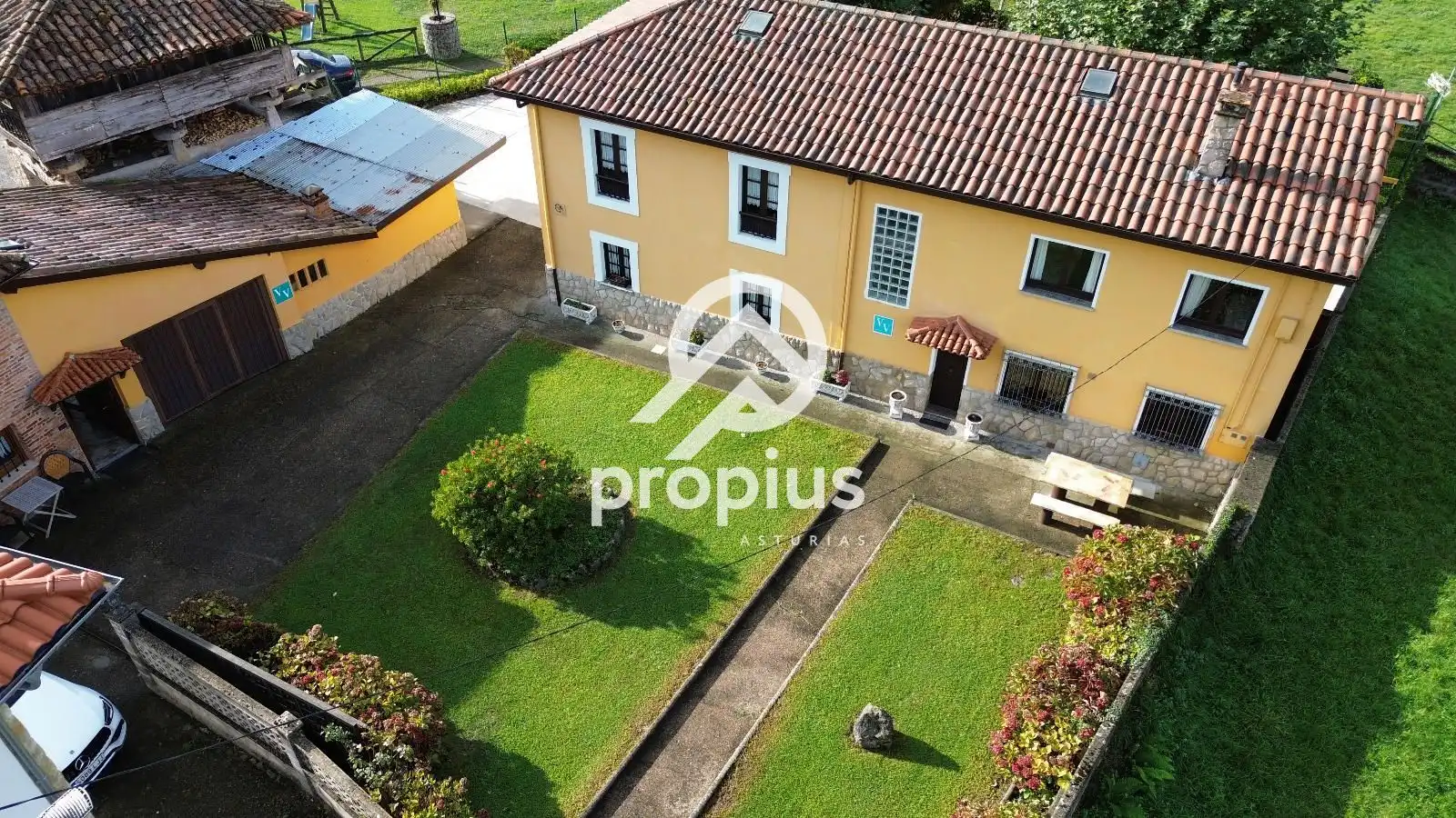 Vista exterior de Casa o chalet en venta en Parres con Calefacción, Jardín privado y Parquet