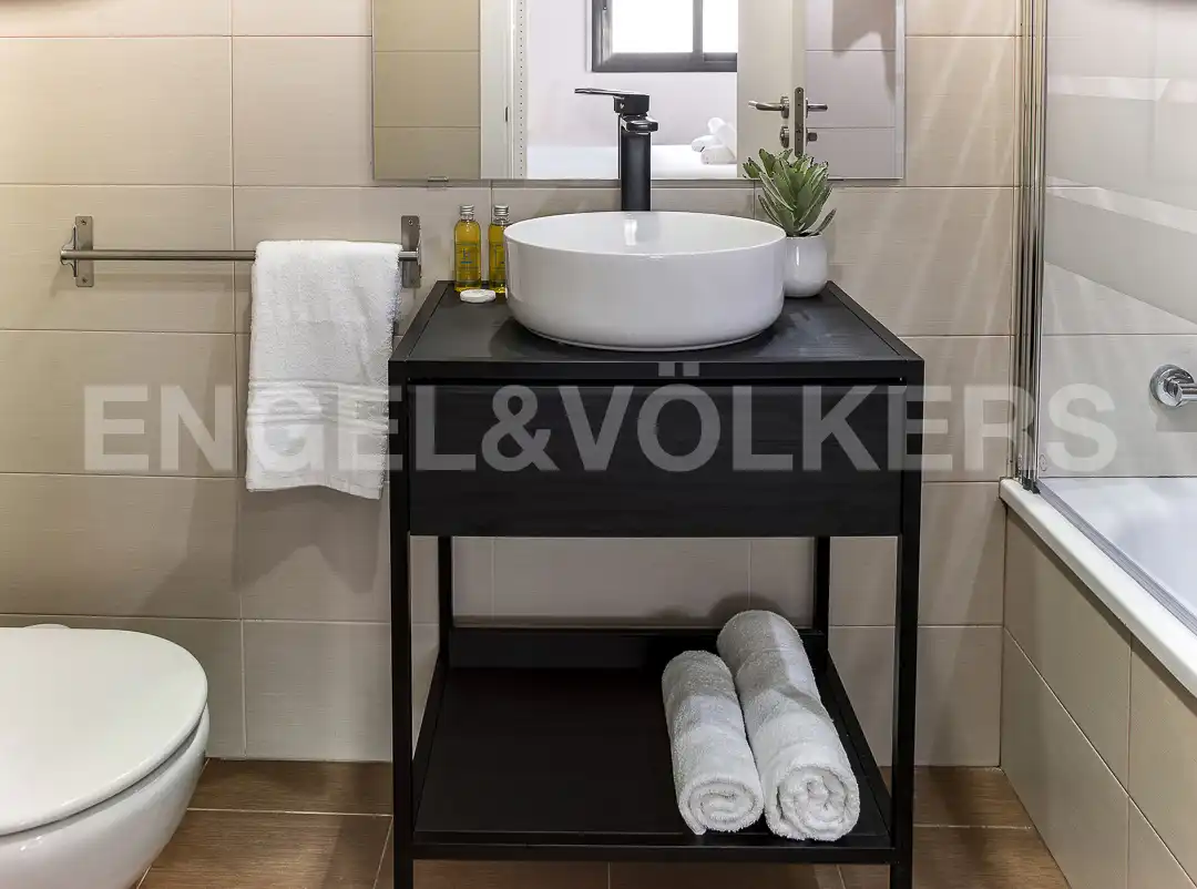 Badezimmer von Wohnung zur Miete in L'Hospitalet de Llobregat mit Klimaanlage, Heizung und Parkett