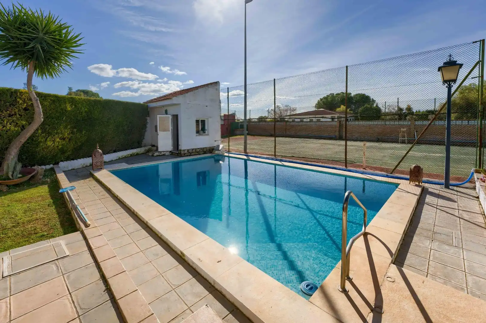 Piscina de Casa o xalet en venda en Espartinas amb Aire condicionat, Jardí privat i Terrassa