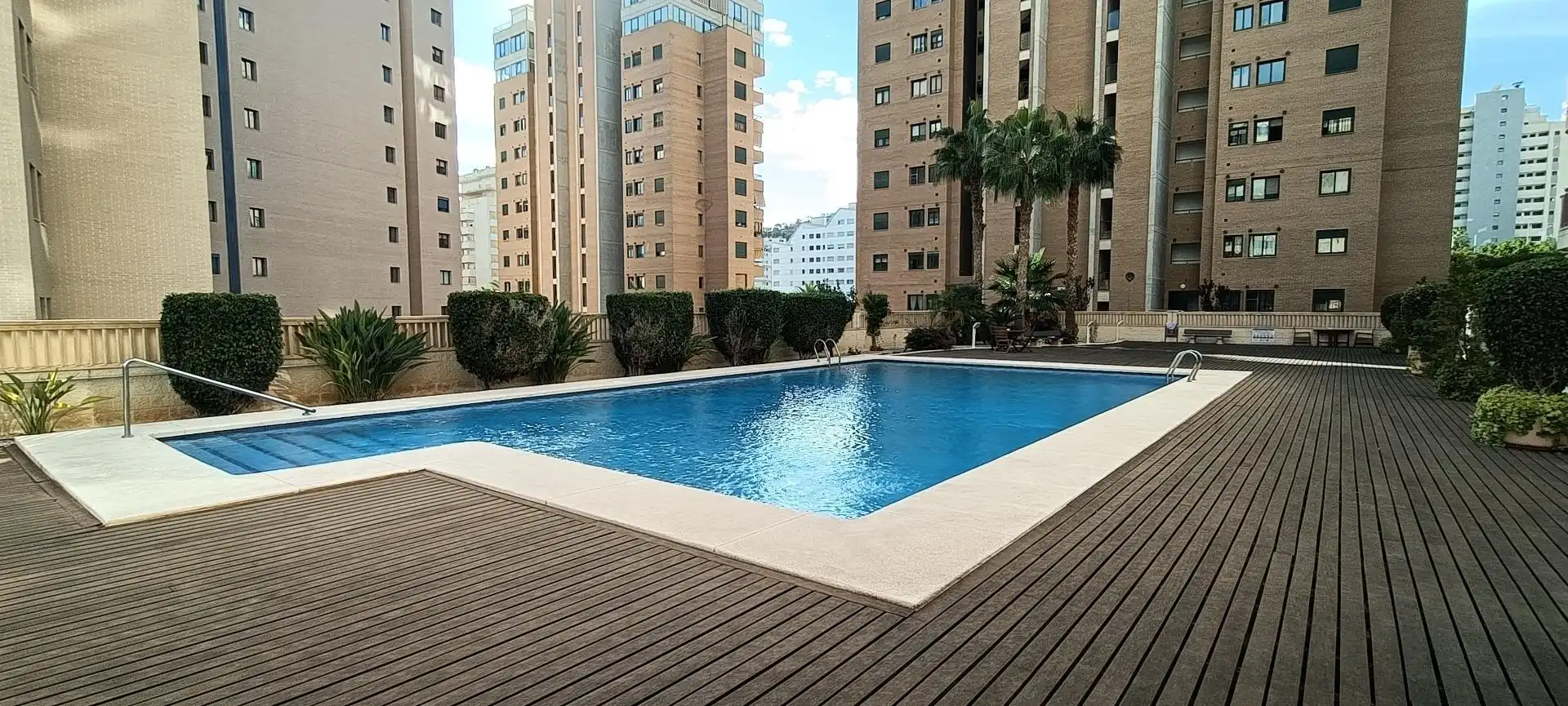 Apartament amb piscina en venda a Avinguda Mestral