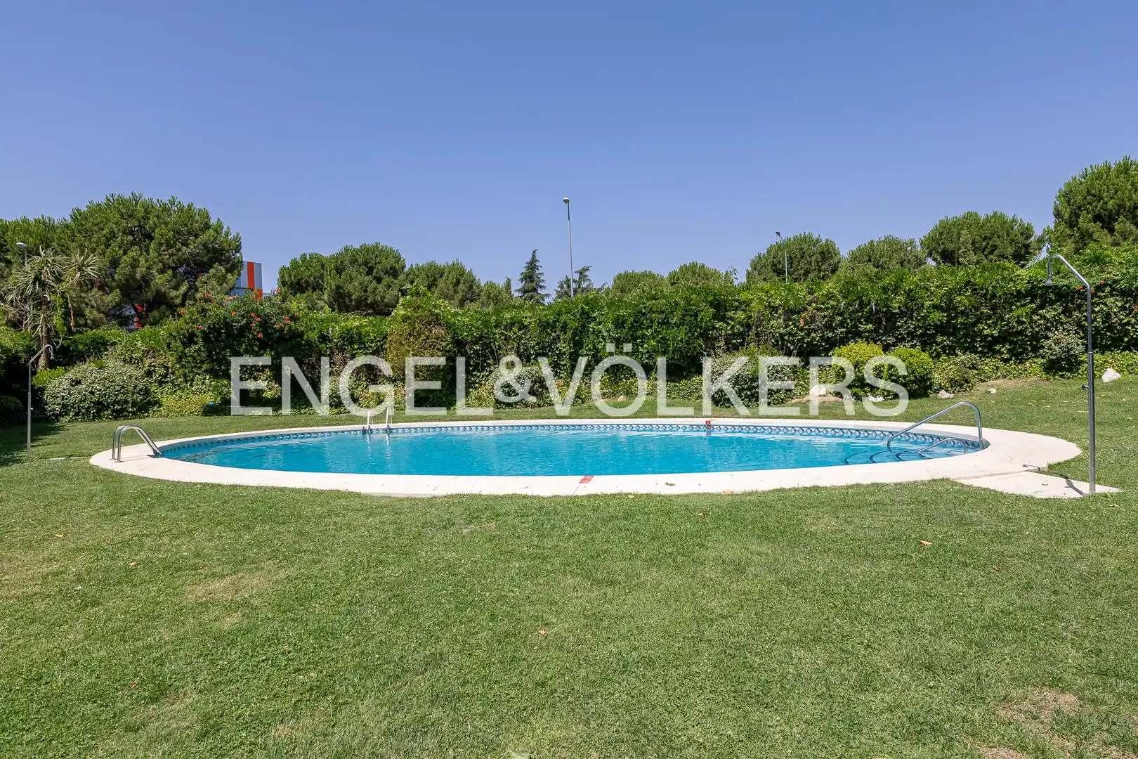 Piscina de Dúplex en venta en Majadahonda con Aire acondicionado, Calefacción y Jardín privado